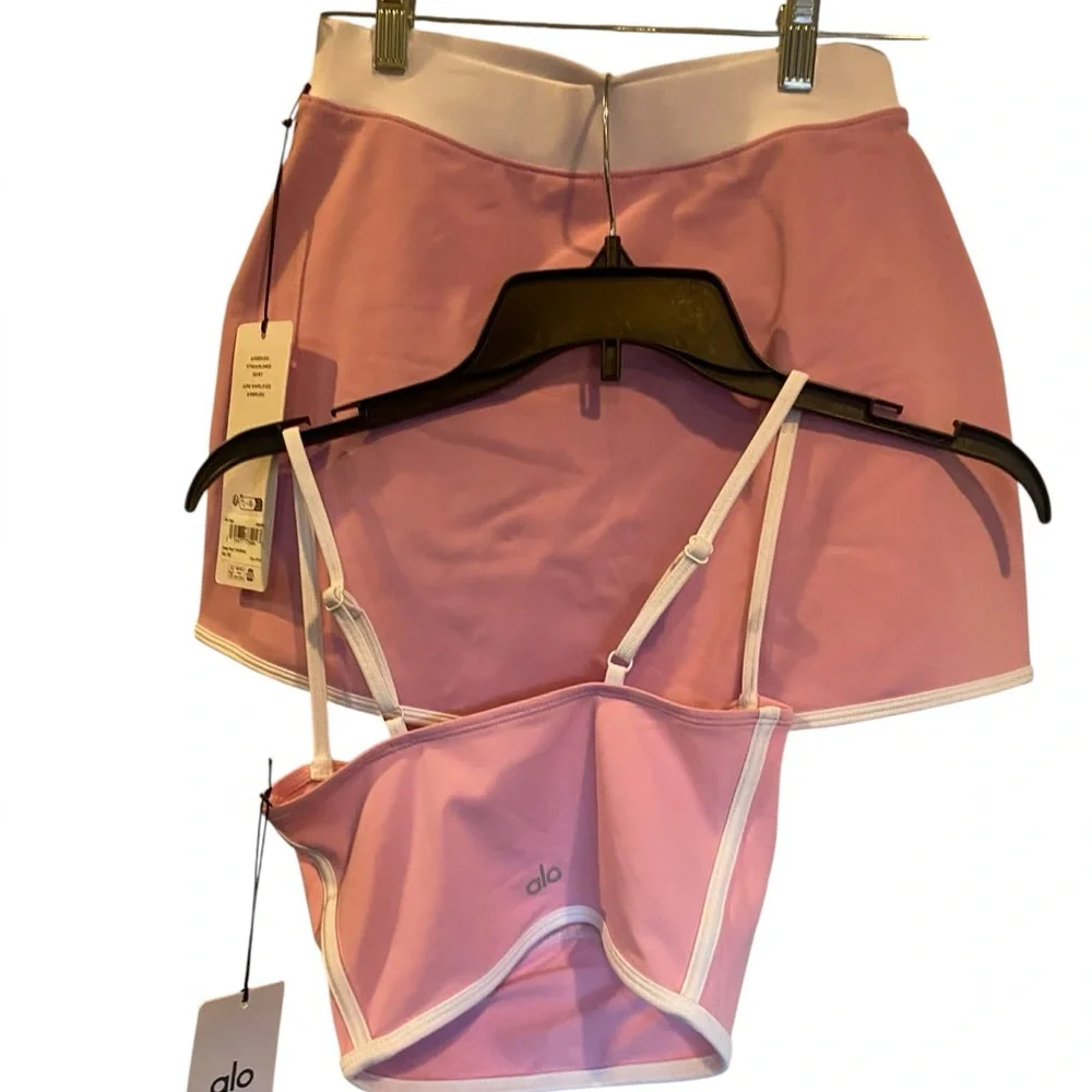 NWT Alo Yoga stream bra tank & skirt set CANDY HEART PINK Size XXS